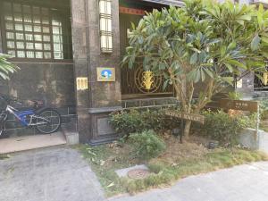 a bike parked in front of a building with a tree at Backpack Home 497 in Jinhu