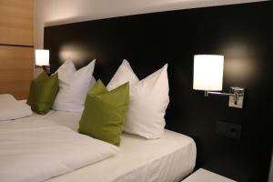 Postel nebo postele na pokoji v ubytování NU Hotel by WMM Hotels