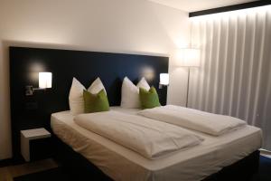 Postel nebo postele na pokoji v ubytování NU Hotel by WMM Hotels