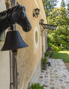 une statue d'une tête de cheval sur le côté d'un bâtiment dans l'établissement La Barillerie, à La Flèche