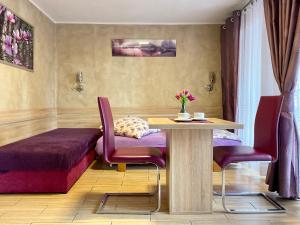 a room with a table and chairs and a bed at Klinkierowa Rezydencja Gniezno in Gniezno