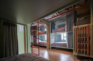 Postel nebo postele na pokoji v ubytování Samsen Street Hotel