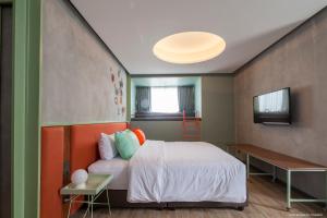 Postel nebo postele na pokoji v ubytování Samsen Street Hotel