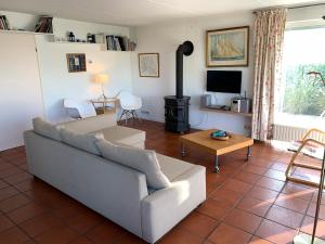 a living room with a couch and a fireplace at Vakantiewoning direct aan het Veerse Meer in Kortgene