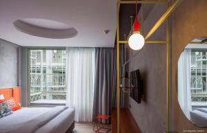 Postel nebo postele na pokoji v ubytování Samsen Street Hotel