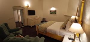TV a/nebo společenská místnost v ubytování Hotel Pine Retreat Mallroad