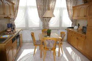 a kitchen with a table and chairs in a kitchen at Ferienwohnung Am Hylligen Born in Bad Pyrmont