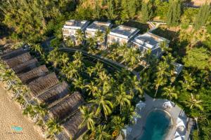 una vista aérea de un complejo con palmeras y piscina en Casa Marina Resort en Quy Nhon