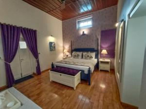 Postel nebo postele na pokoji v ubytování Hotel Pine Retreat Mallroad