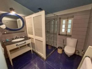 Vannas istaba naktsmītnē Hotel Pine Retreat Mallroad