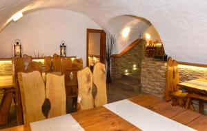 Un restaurante o sitio para comer en Restaurace a penzion pod hradem