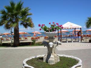 eine Statue eines Vogels mit Blumen in einem Brunnen in der Unterkunft Residence Veliero in San Mauro a Mare