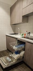 una cucina con lavastoviglie e stoviglie di Aparthotel ParKHo a Potenza