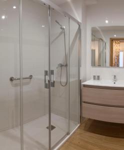 y baño con ducha acristalada y lavamanos. en APTO EDU 3MIN DE LA PLAYA, en Fuengirola