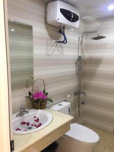 Un baño con lavabo, inodoro y ducha. en Minh Đức hotel, en Cat Ba