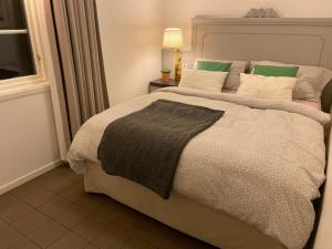 Un dormitorio con una cama grande y una ventana en IGMA Lodge, en Borlänge