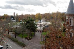 uma vista para um parque com árvores e um edifício em Le rohan sawadee em Colmar