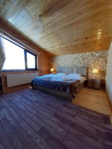 Postel nebo postele na pokoji v ubytování Four Season In Kazbegi