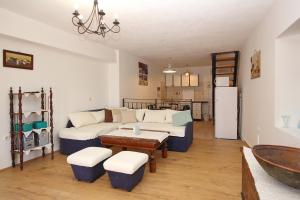 uma sala de estar com um sofá e uma mesa em Apartment Fantov Old Town Residence em Baska