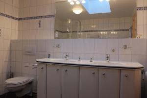 Ein Badezimmer in der Unterkunft Haus Lucie