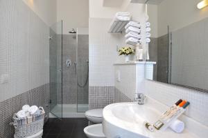 A bathroom at UNAHOTELS Imperial Sport Hotel