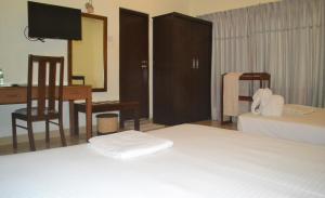Een bed of bedden in een kamer bij Green Grass Hotel & Restaurant