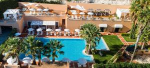 uma vista aérea de um resort com uma piscina em Hotel Punta Nord Est em Castellammare del Golfo