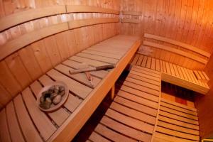 een uitzicht op een sauna met een persoon erin bij Hotel Allvet in Drnovice