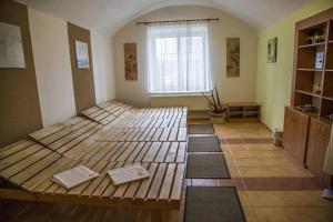 Habitación con cama de madera con esterillas en el suelo en Hotel Allvet, en Drnovice