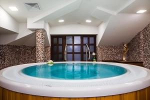 Bazén v ubytování Family hotel Makedonska Kruchma nebo v jeho okolí