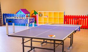 Stolní tenis v ubytování Hotel Punta Nord Est nebo okolí