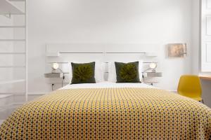 een slaapkamer met een groot bed met een gele deken bij Host Wise - Oporto Classic Apartment in Porto