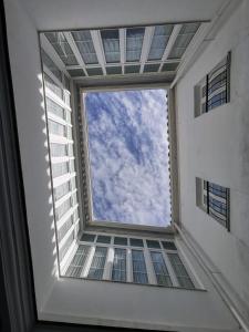 una ventana en una habitación con el cielo en el fondo en TRIPERIA 25 en Medina Sidonia