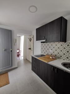 A kitchen or kitchenette at TRIPERIA 25