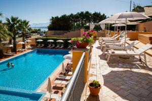 Bazén v ubytování Hotel Punta Nord Est nebo v jeho okolí