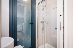 Kúpeľňa v ubytovaní Domo by People Rentals + 37 fotografií