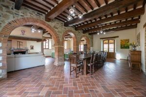 - une cuisine et une salle à manger avec une table et des chaises dans l'établissement Villa I Due Casali, à Preggio