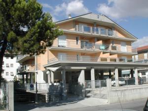 un gran edificio con balcones en un lateral en Appartamenti La Mer, en San Benedetto del Tronto