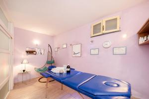 a room with a blue table and a chair at Solcalante in Procida