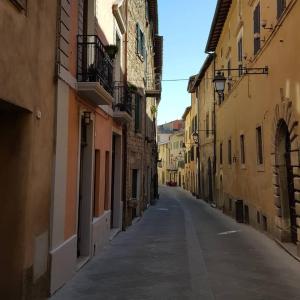 una calle vacía en un callejón entre dos edificios en CASADELCORSO NOGI en Sarteano