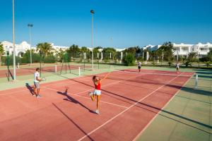Tenis a/nebo squash v ubytování Iliade Aqua Park - All Inclusive nebo okolí