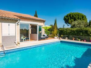 アルジュリエにあるHoliday Home in Argeliers with Swimming Poolの家の前のスイミングプール