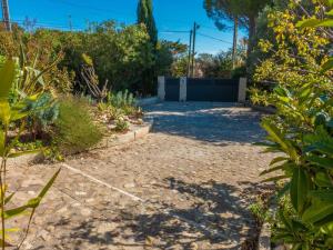 アルジュリエにあるHoliday Home in Argeliers with Swimming Poolの庭門付き道路