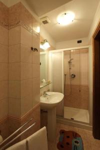 uma casa de banho com um lavatório, um chuveiro e um WC. em Hotel Margaret em Florença