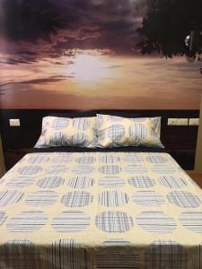 1 cama grande con 2 almohadas encima en Terra Suites Ecogreen, en Tacna