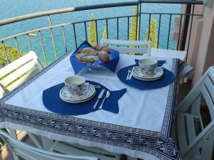 uma mesa com duas chávenas e pratos de comida em beb my lake em Torri del Benaco