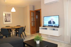 Televízia a/alebo spoločenská miestnosť v ubytovaní Apartamento con Terraza a 5 min playa