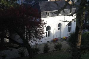 Jardin de l'établissement Gîte de la Conciergerie du Cheval Blanc