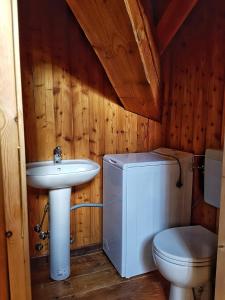Le Nid de l'Aigle في تشامبولوك: حمام مع حوض أبيض ومرحاض