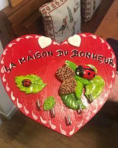 un gâteau en forme de cœur rouge avec de la nourriture dans l'établissement La Maison du Bonheur, à Pré-Saint-Didier